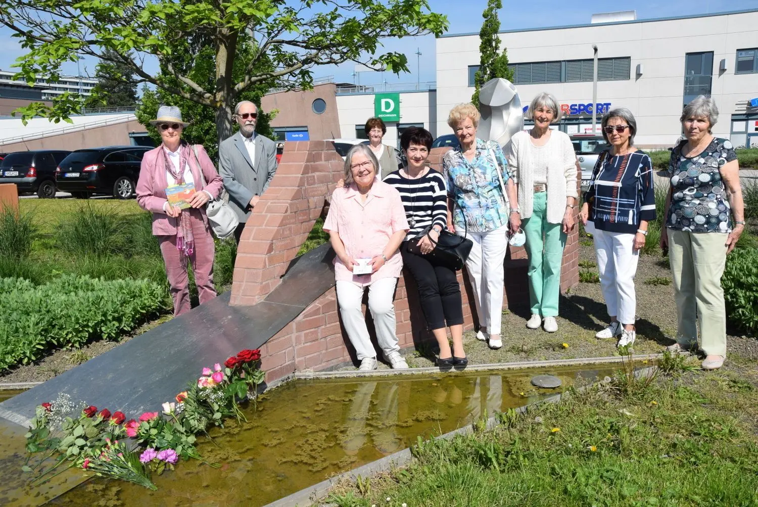 Mitglieder des Kunstvereins Hoyerswerda stehen vor dem Reimann-Denkmal im Zentralpark. Anlässlich des 80. Geburtstag der Autorin im Jahr 2013 haben es die Vereinsmitglieder in der Hoyerswerdaer Neustadt errichten lassen.