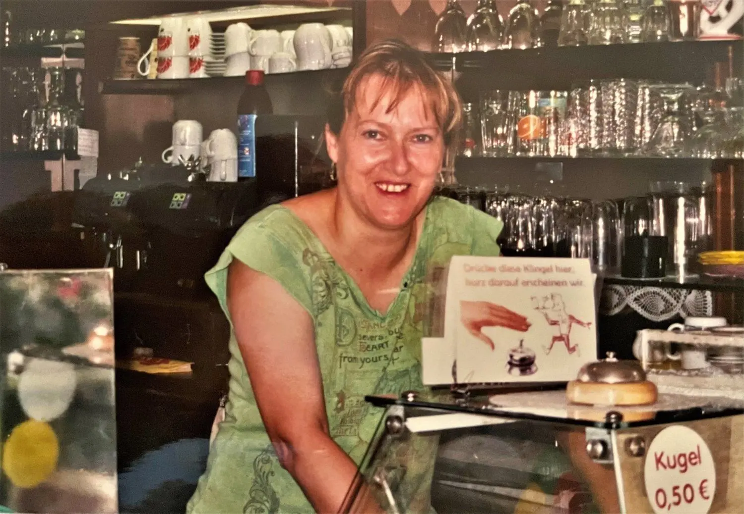 Nicht selten hat Carmen Fratzscher auch hinter dem Tresen mit angepackt, damit auch jeder Gast schnell sein Eis bekommt. Zu Spitzenzeiten musste sie sich um 18 Mitarbeiter kümmern.