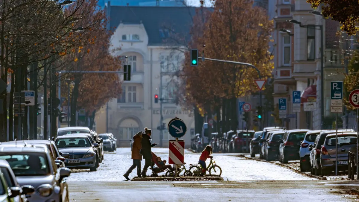 793 Meter zieht sich die Schillerstraße und quert dabei die August-Bebel-, die Karl-Liebknecht- und die Rudolf-Breitscheid-Straße. Wie der benachbarte Park soll sie an den deutschen Nationaldichter Friedrich Schiller erinnern.
08.11.2020, Brandenburg, Cottbus: Straßensichten Cottbus: 793 Meter zieht sich die Schillerstraße schnurgerade zwischen Berliner und Wilhelm-Külz-Straße und quert dabei die August-Bebel-, die Karl-Liebknecht- und die Rudolf-Breitscheid-Straße.
Foto: Frank Hammerschmidt