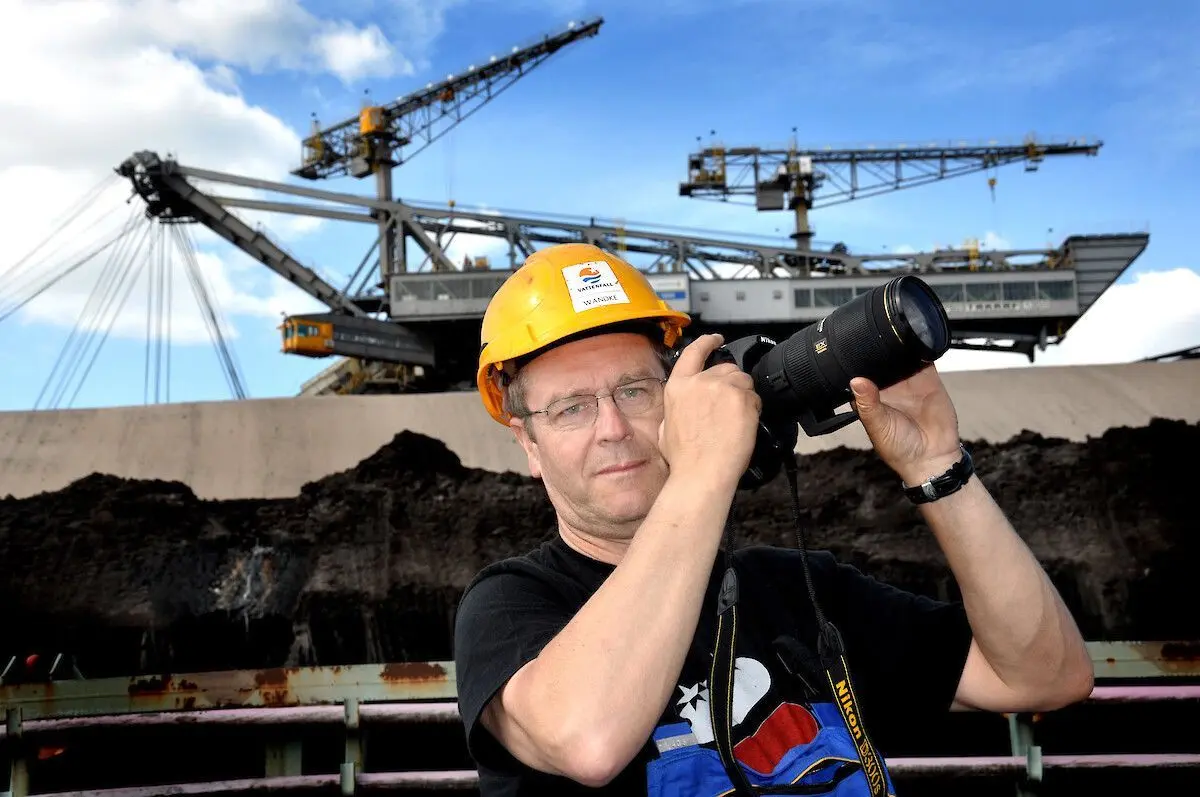 Karl-Heinz Wandke zeigt in der Slawenburg seine Bergbauansichten in einer Sonderausstellung „Einschnitte – Blicke eines Kumpels in seinen Tagebau“.