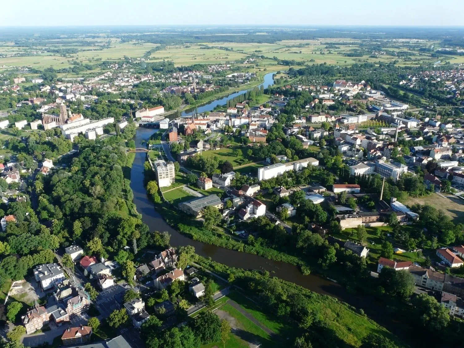 So sieht die Neiße von oben aus, wenn man mit dem Heißluftballon über Gubin schwebt. Der Grenzfluss hat eine vergleichsweise starke Strömungsgeschwindigkeit von vier bis sechs Kilometern pro Stunde.