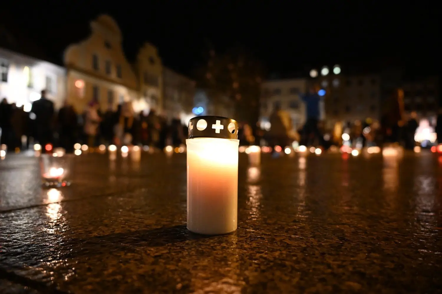 Mehrere Gedenken an Corona-Tote hat es bereits gegeben auf dem Altmarkt in Cottbus. Nun hat der Cottbuser Aufbruch mit Partnern eine ganze Aktionswoche organisiert.