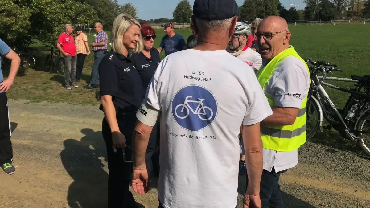 Die Forderung nach einem Radweg an der B183 zwischen Lausitz und Marxdorf gibt es seit vielen Jahren. Stand heute gibt es nur leichte Fortschritte.
Die Forderung nach einem Radweg an der B 183 zwischen Lausitz und Marxdorf gibt es seit vielen Jahren. Stand heute bleibt er ein Wunschtraum.