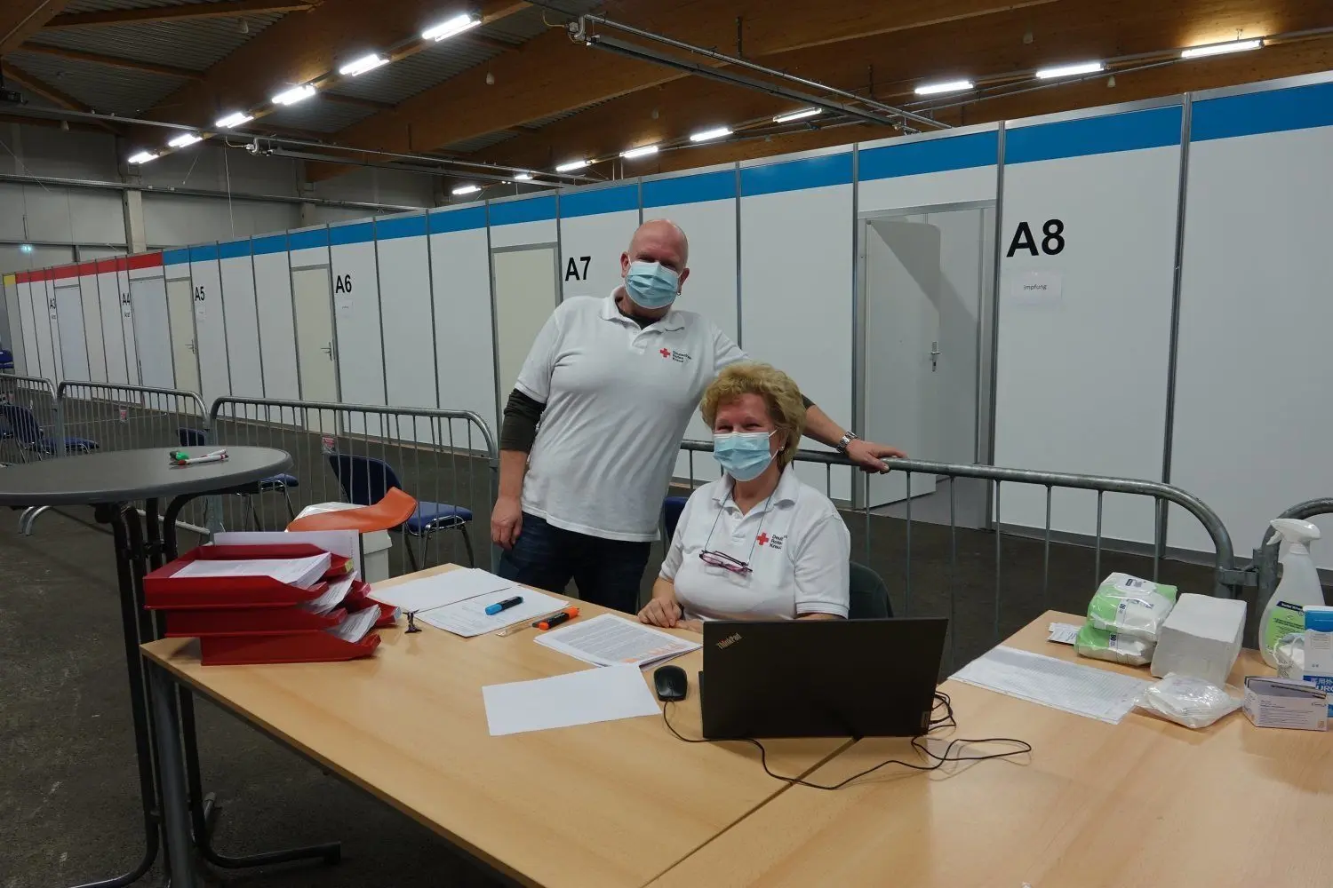 Jörg Seeliger und Marion Berndt sind eigentlich in anderen Berufen tätig. Sie sind derzeit im Impfzentrum angestellt und arbeiten beim Check-in.