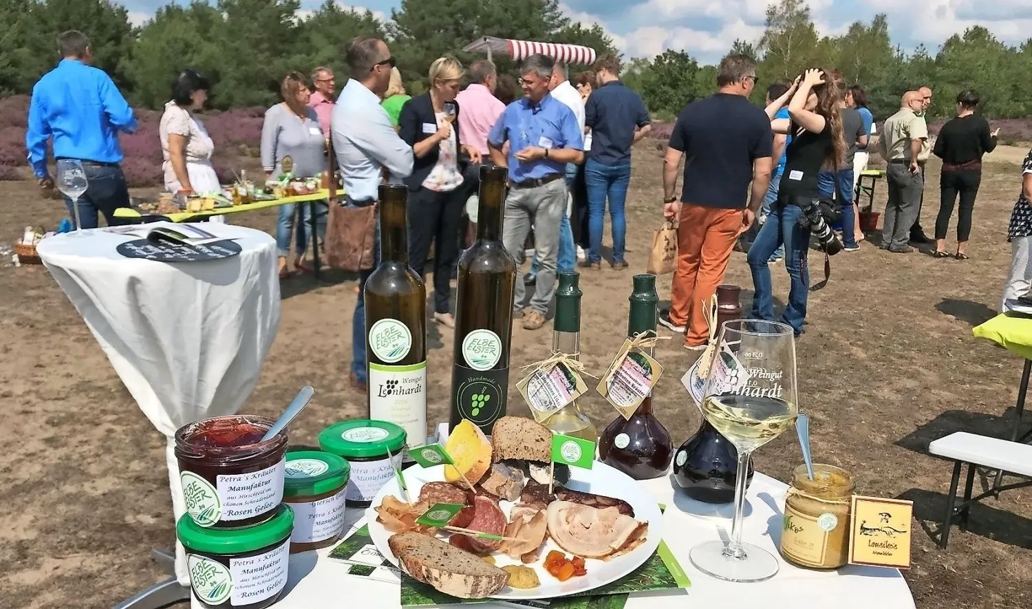 Nur eine klitzekleine Auswahl von kulinarischen Delikatessen aus Elbe-Elster  präsentiert inmitten der blühenden Heide im Naturpark.⇥ 