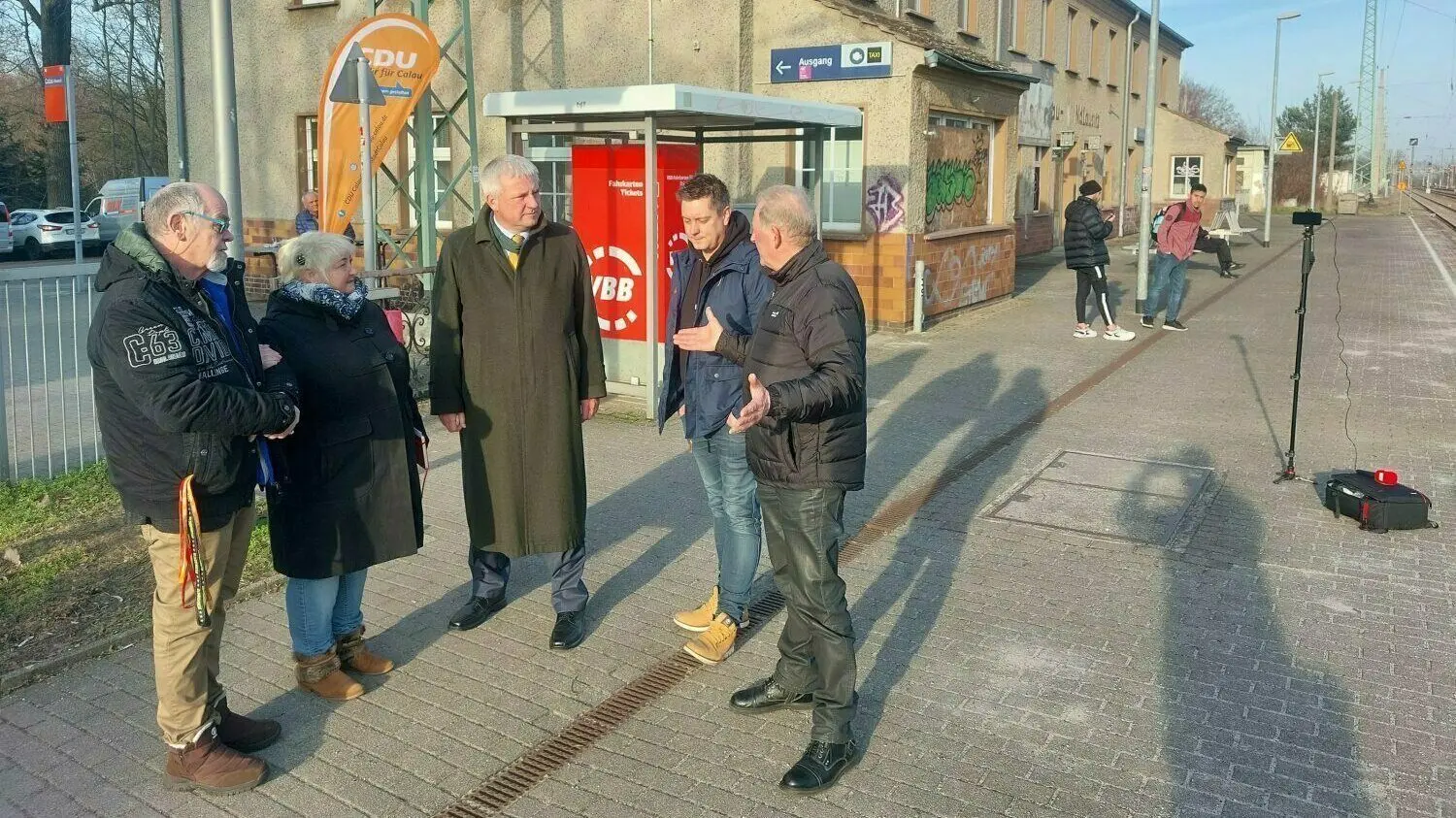 Die erneute Verschiebung des barrierefreien Umbaus des Calauer Bahnhofs sorgt in diesen Tagen für Diskussionen über Parteigrenzen hinweg. Hier sprechen Knut Abraham, Bundestagsabgeordneter der CDU (M.), sowie Vertreter der Calauer CDU (r.) mit der Beauftragten für Menschen mit Behinderung in Calau (2.v.l.) über weitere Schritte.