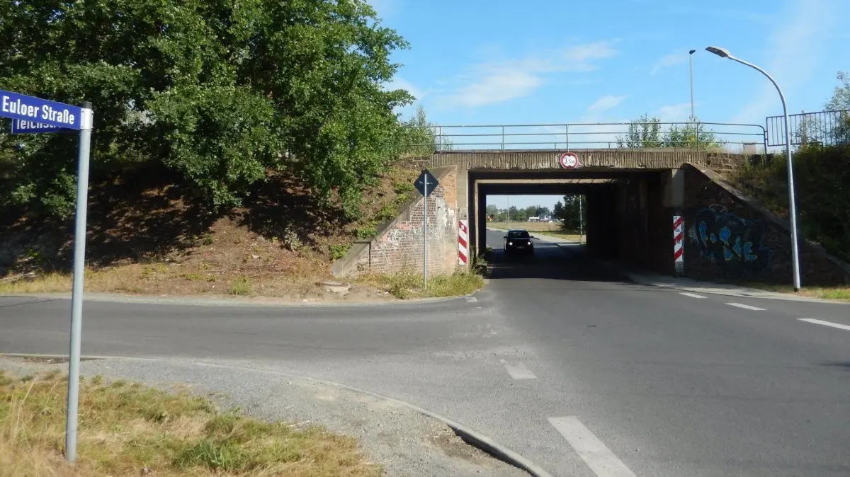 Diese Forster Eisenbahnbrücke und die davor liegende Kreuzung von Euloer Straße / Teichstraße soll grundlegend saniert werden.
Die Eisenbahnüberführung in der Euloer Straße von Forst.