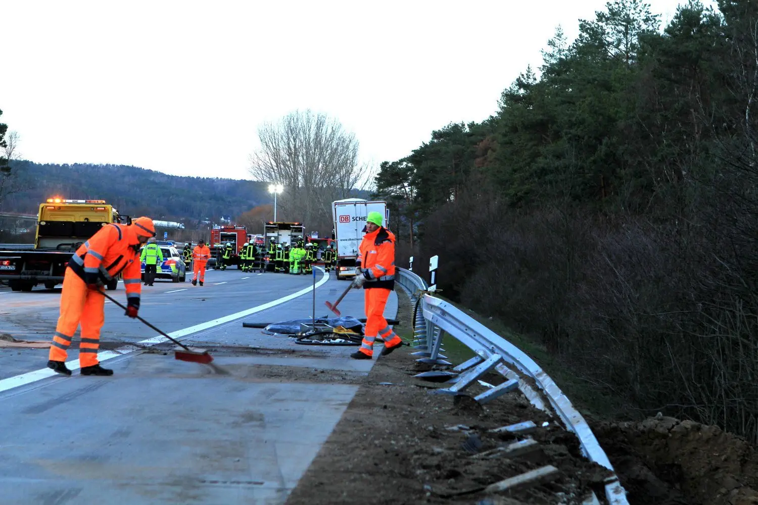 Gegen 1.30 Uhr war  am Samstag ein Lastwagen auf der A 13  kurz vor der Anschlussstelle Ortrand in die Leitplanke gefahren. Dabei kippte der Anhänger um und landete auf dem Dach.