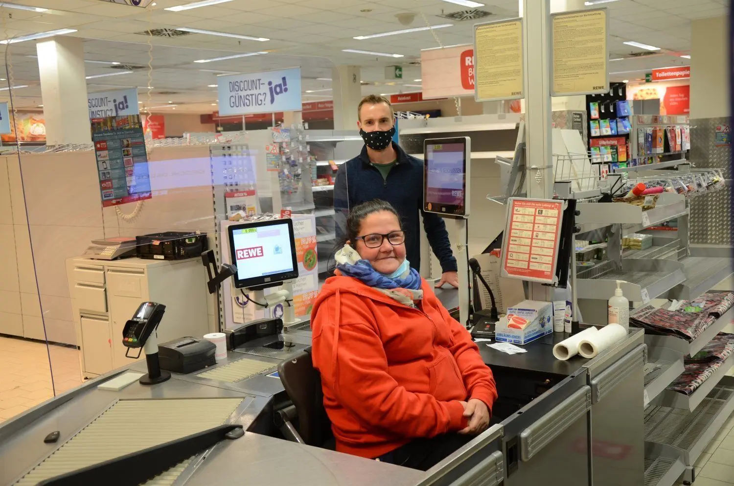 Kassiererin Nadine Möske und Marktleiter Jan Radke im halb leeren Rewe-Markt. Samstag war letzter Öffnungstag.