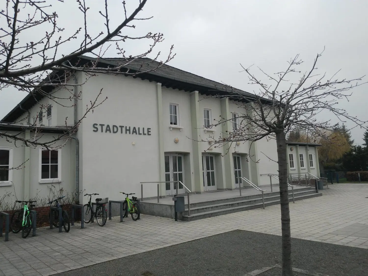 Die Calauer Stadthalle wird im Mai vom Impfbus des OSL-Landkreises angefahren.