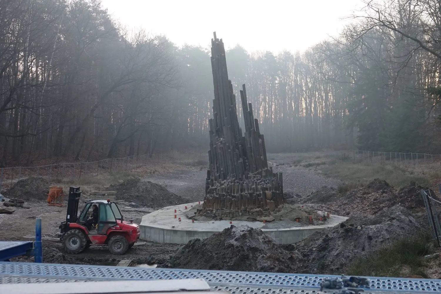 Fast ein bisschen eine mystische Stimmung. Die Basaltorgel im Rakotz in Kromlau ist abgerüstet, jetzt bekommt sie gleich die Nadel aufgesetzt.