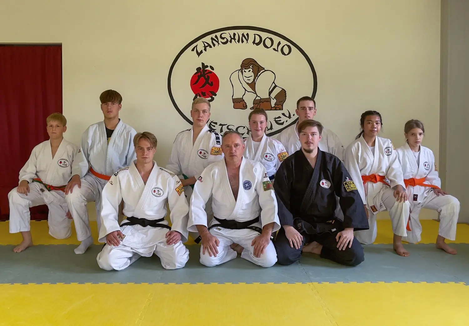 Am 8. Oktober werden in Vetschau in der Solarsporthalle Kampfkunstsportler aus ganz Deutschland gegeneinander antreten. Ausrichtender Verein ist der Zanshin-Dojo-Vetschau e.V..
