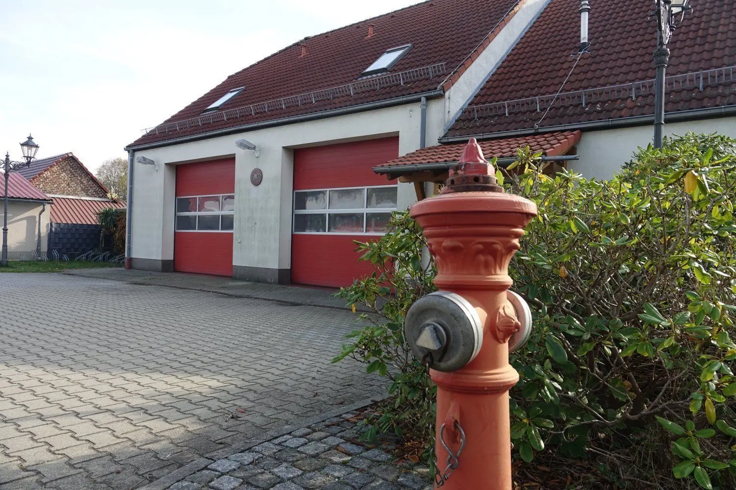 Blick auf das Feuerwehrgerätehaus in Krauschwitz-West