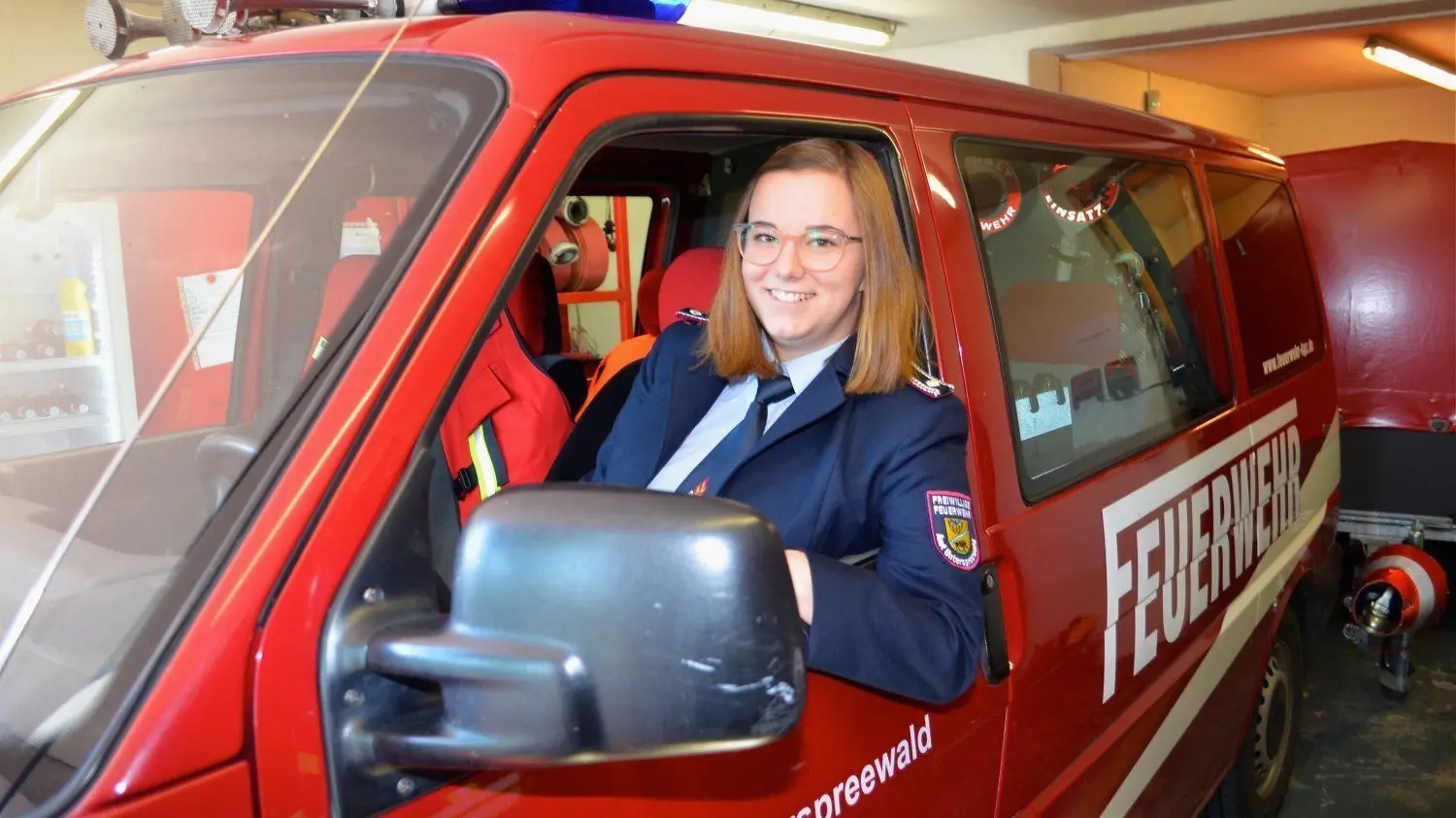 Sophie Hentsch hat nicht nur das Steuer des Einsatzfahrzeugs in Zützen fest in der Hand. Die 21-Jährige ist auch Ortswehrführerin des Dorfes im Unterspreewald.