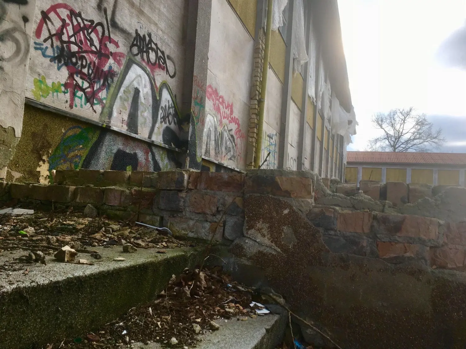 So trostlos hat das Gebäude des einstigen Zuse-Gymnasium jahrelang ausgesehen. Der Ort am nördlichen Ende des WK I war ein Schandfleck. In den 2000er-Jahren drohte dem Gebäude kurzzeitig sogar der Abriss.