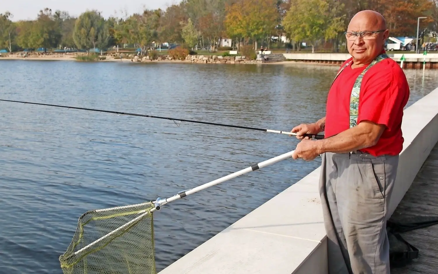 Uwe Heßner ist leidenschaftlicher Angler. Auf der Brücke am Senftenberger Stadthafen würde er gern auch legal die Rute ins Wasser halten.