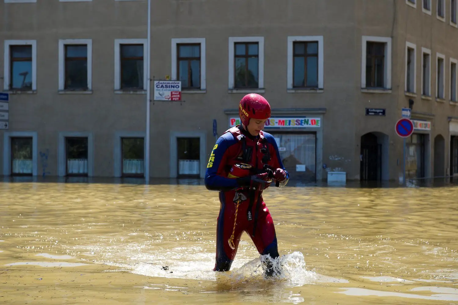 Im Juni des Jahres 2013 traten die Elbe und viele weitere Flüsse über die Ufer. Gemeinsam mit vielen Helfern halfen die Rettungsschwimmer aus Cottbus in Meißen und später auch in Havelberg z.B. als sogenannte Strömungsretter für schnell fließende Gewässer.