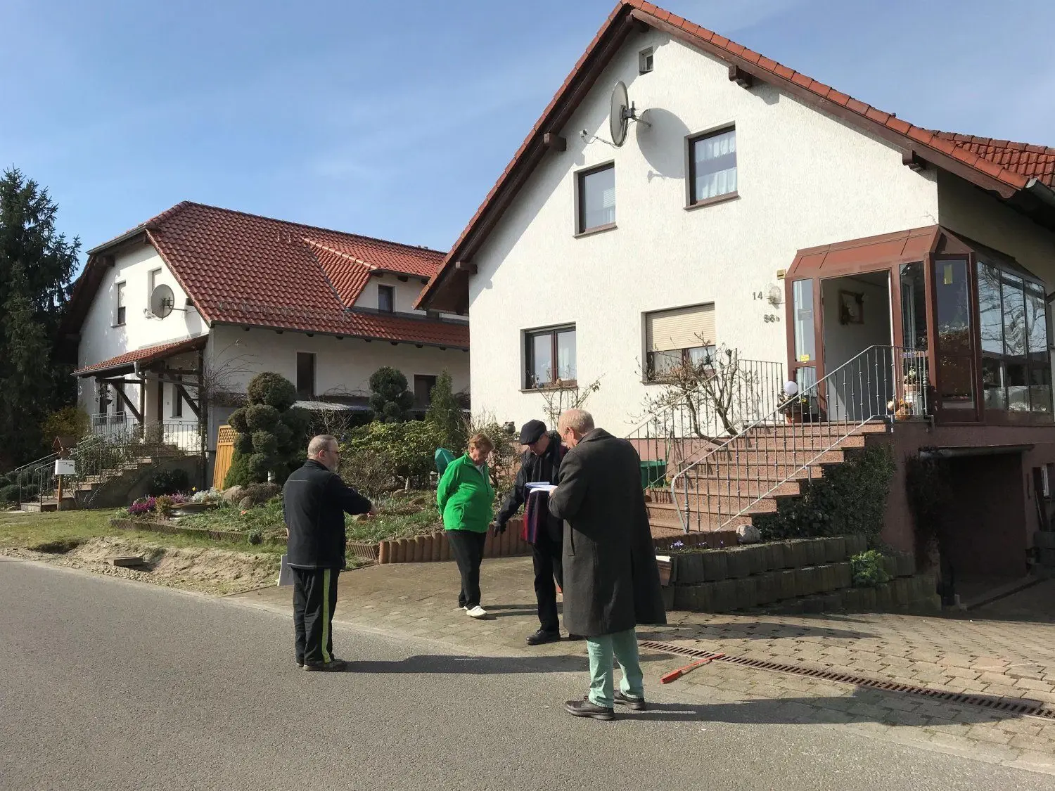 Ortstermin in Drehnow: Vor dem Grundstück der Familie Franz soll ein Gutachter klären, wer Schuld an den ständigen Überschwemmungen im Keller des Hauses ist.