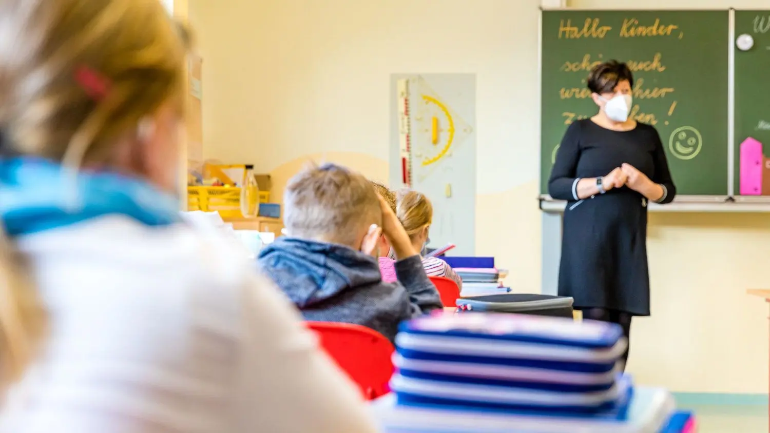 Schüler einer zweiten Klasse sitzen in ihrem Klassenraum in der Grundschule Leuthen. Sie werden wieder von ihrer Klassenlehrerin unterrichtet. Die Brandenburger Grundschulen sind in den Wechselunterricht gestartet. Das ist heftig umstritten.