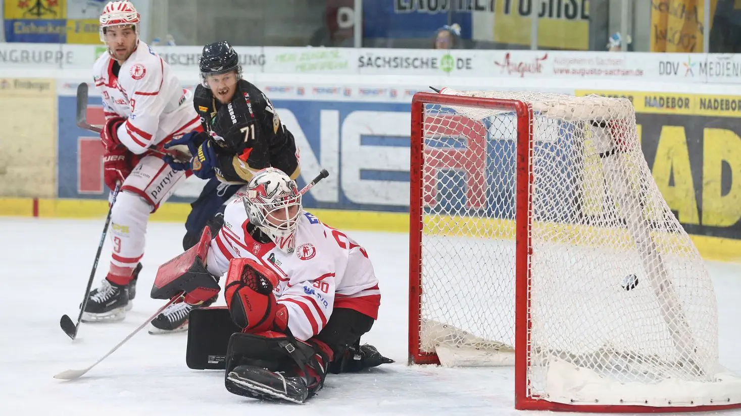 Füchse-Kapitän Clarke Breitkreuz hat alles im Blick, als der Puck im Tor des EC Bad Nauheim einschlägt.