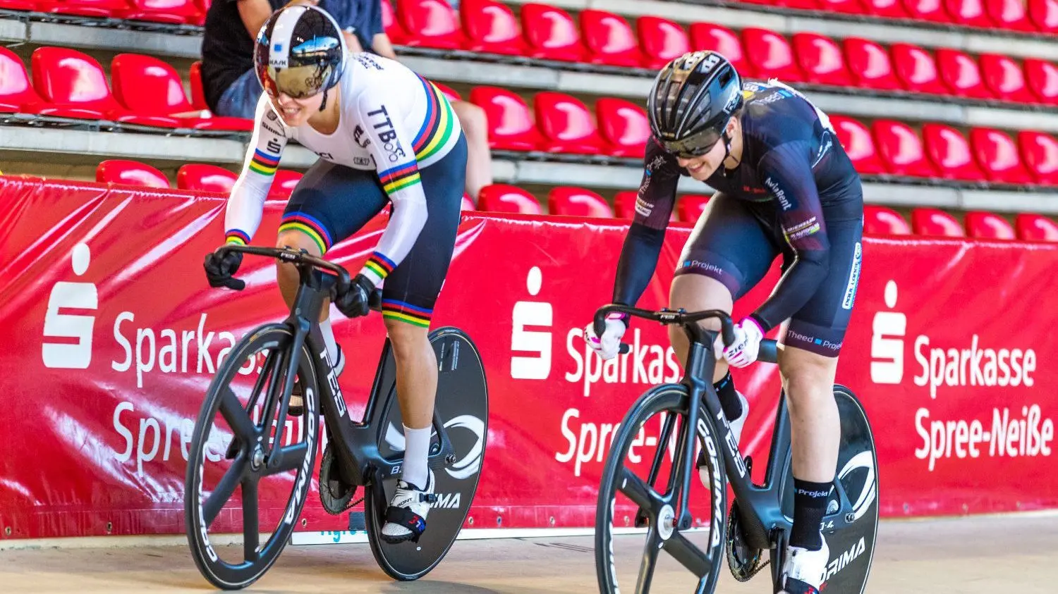Die dreifache Weltmeisterin Emma Hinze (l.) aus Cottbus setzte sich im Halbfinale gegen Pauline Grabosch durch. Im Finale gab es dann allerdings eine Niederlage.