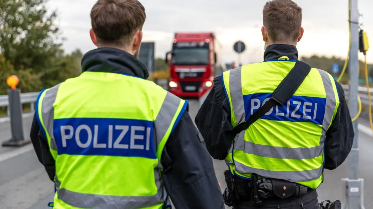 Kontrolle an der deutsch-polnischen Grenze: Die Zahl der illegalen Einreisen ist deutlich gesunken.
24.10.2023, Brandenburg, Bademeusel: Beamte der Bundespolizei beobachten an der Autobahn A15, an der Grenze zwischen Polen und Deutschland, den aus Polen einreisenden Fahrzeugverkehr. Seit dem 16. Oktober finden vorübergehend stationäre Binnengrenzkontrollen für die Grenzen zu Polen, Tschechien und der Schweiz statt. (zu dpa "Innenminister Stübgen kritisiert Befristung der Grenzkontrollen") Foto: Frank Hammerschmidt/dpa +++ dpa-Bildfunk +++