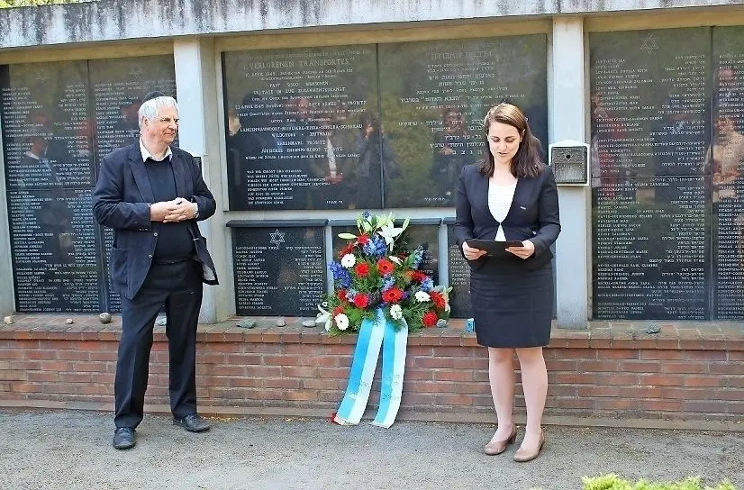 Nachdem Dr. Peter Fischer auf dem jüdischen Friedhof einen Kranz niederlegte, sprach Shir Gideon (Pressesprecherin der israelische Botschaft) ein Gebet.