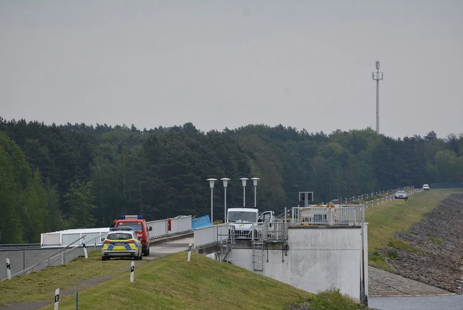 Bei Mäharbeiten an der Talsperre Spremberg im Landkreis Spree-Neiße ist ein Mann tödlich verglückt.
