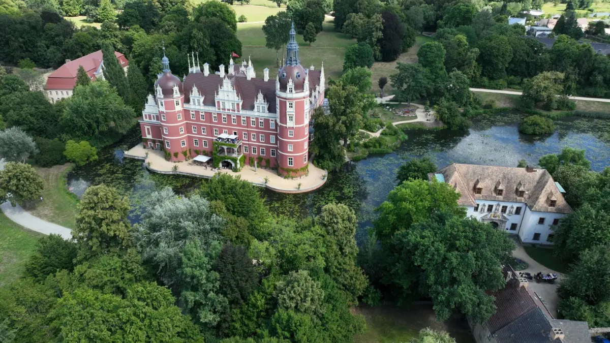 2024 jährt es sich zum 20. Mal, dass der grenzüberschreitende Muskauer Park in die Welterbeliste der Unesco aufgenommen worden ist.
Luftaufnahme vom 06.08.2022
Stadt Bad Muskau, Fürst Pückler Park Bad Muskau, Neues, Altes Schloss