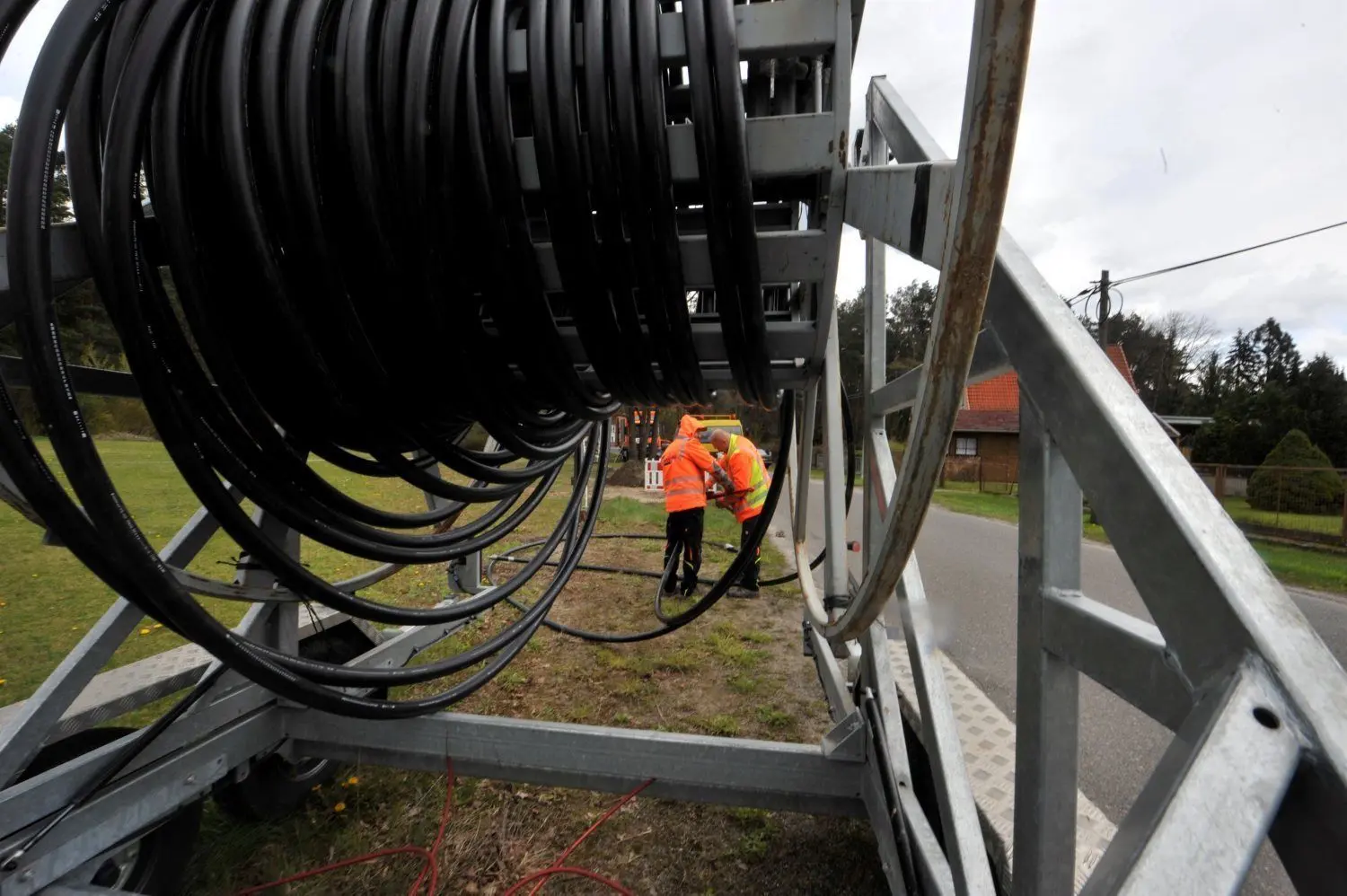 Was lange währt.... - auch in Bad Muskau-Köbeln finden die Tiefbauarbeiten für den Breitbandausbau statt. Hier sind Mitarbeiter der Firma Zatorkski GmbH am Werk.