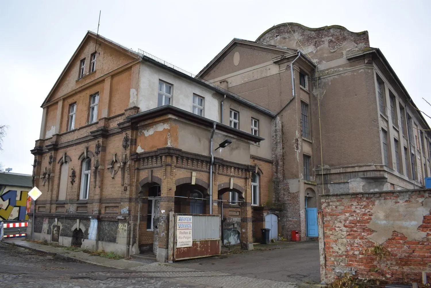 Von Außen ist noch nicht erkennbar, dass im Inneren der ehemaligen Tuchfabrik „Wilhelm Sauer" in Forst neues Leben eingekehrt ist.