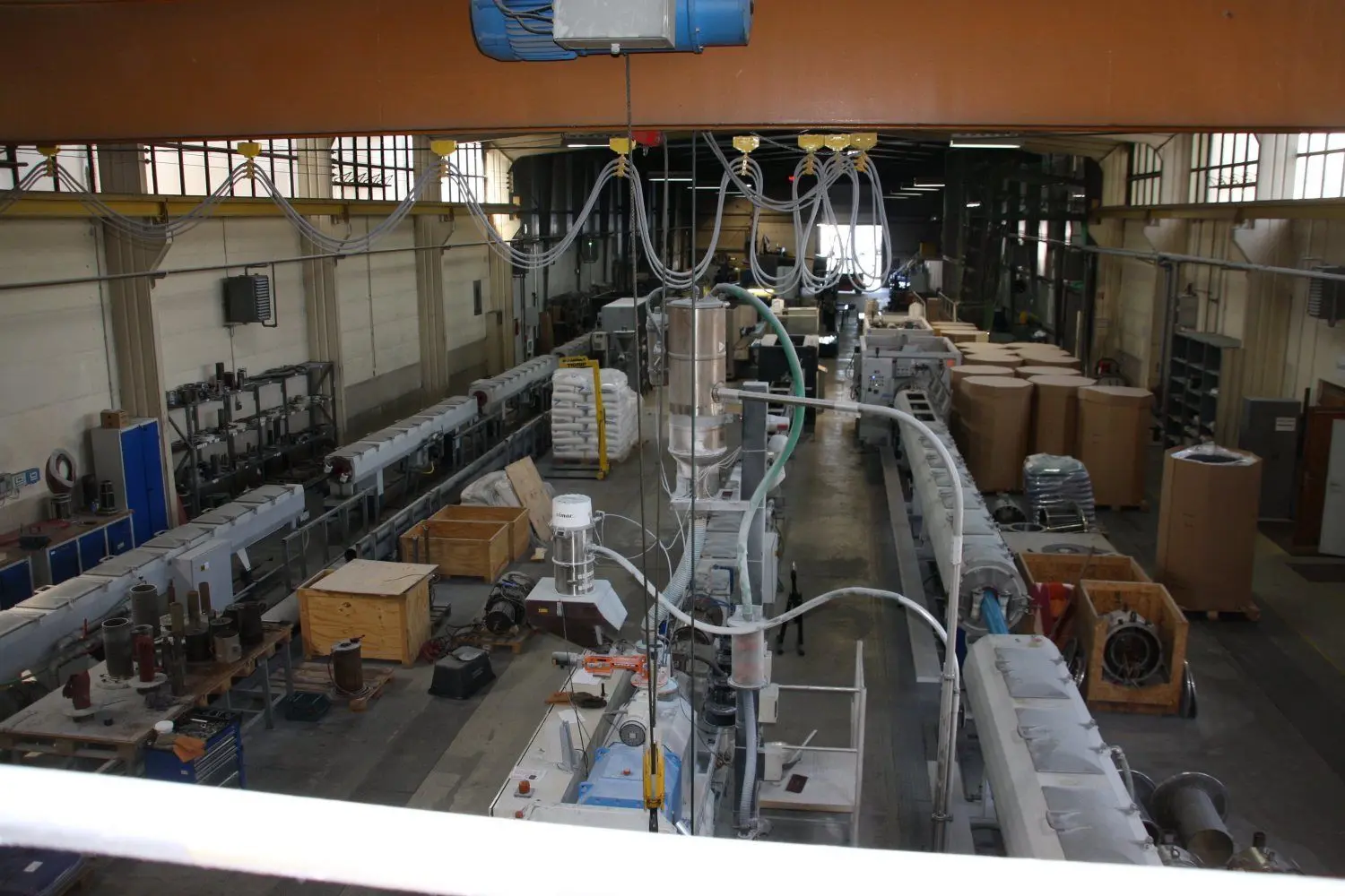 Auf der Extrusionsanlage wird aus dem Rohpulver das Rohr unter Hitze geformt. Rund 400 Tonnen Rohstoffe werden im Luckauer Werk verarbeitet.