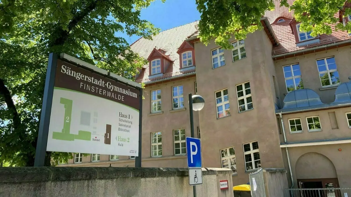 Wie das Lernen an Schulen in Elbe-Elster, so wie dem Sängerstadt-Gymnasium in Finsterwalde, moderner werden kann, und welche Hindernisse dafür bestehen, war Thema der Bildungskonferenz Elbe-Elster in Doberlug.
Das Sängerstadt-Gymnasiums in Finsterwalde.