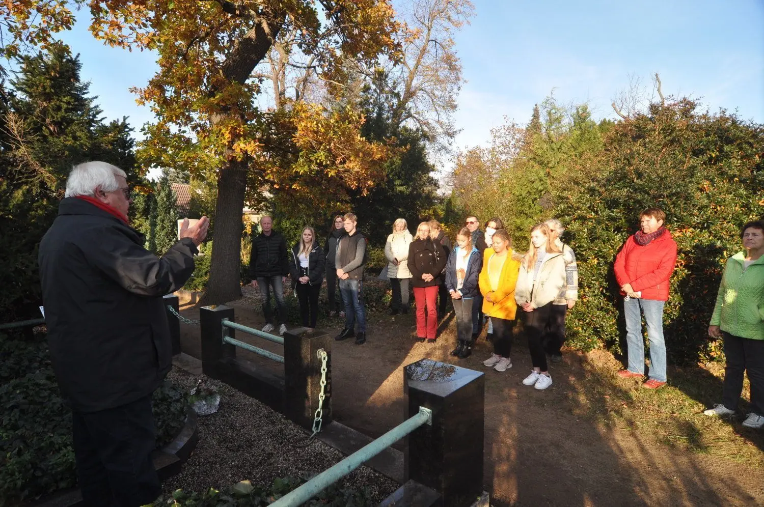 Gedenken am 110. Todestag für Firmengründer Robert Reiss am Grab auf dem Stadtfriedhof in Bad Liebenwerda. Der ehemalige Firmenchef Dietmar Menzel erinnert an das Wirken des Mannes, der Liebenwerda entscheidend mitprägte.
