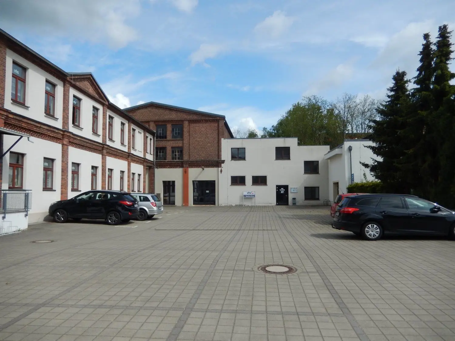 Die Kommunale Impfstelle Forst wird in der Turnhalle an der Volkshochschule eingerichtet.