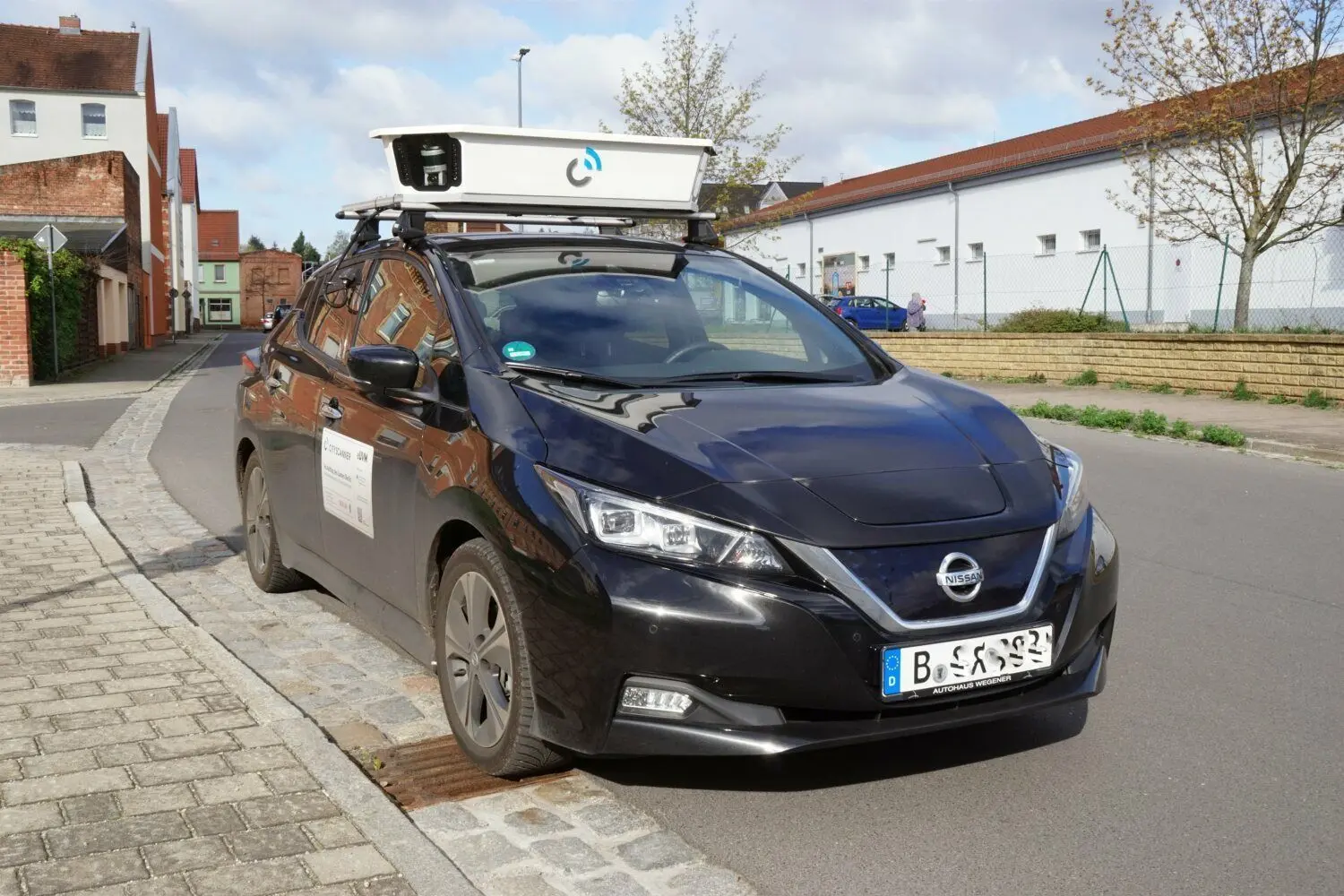 Im Einsatz in Spremberg: Spezielle Scan-Fahrzeuge, die mit Kameras ausgestattet sind, erfassen geparkte Autos im Bereich der Innenstadt.