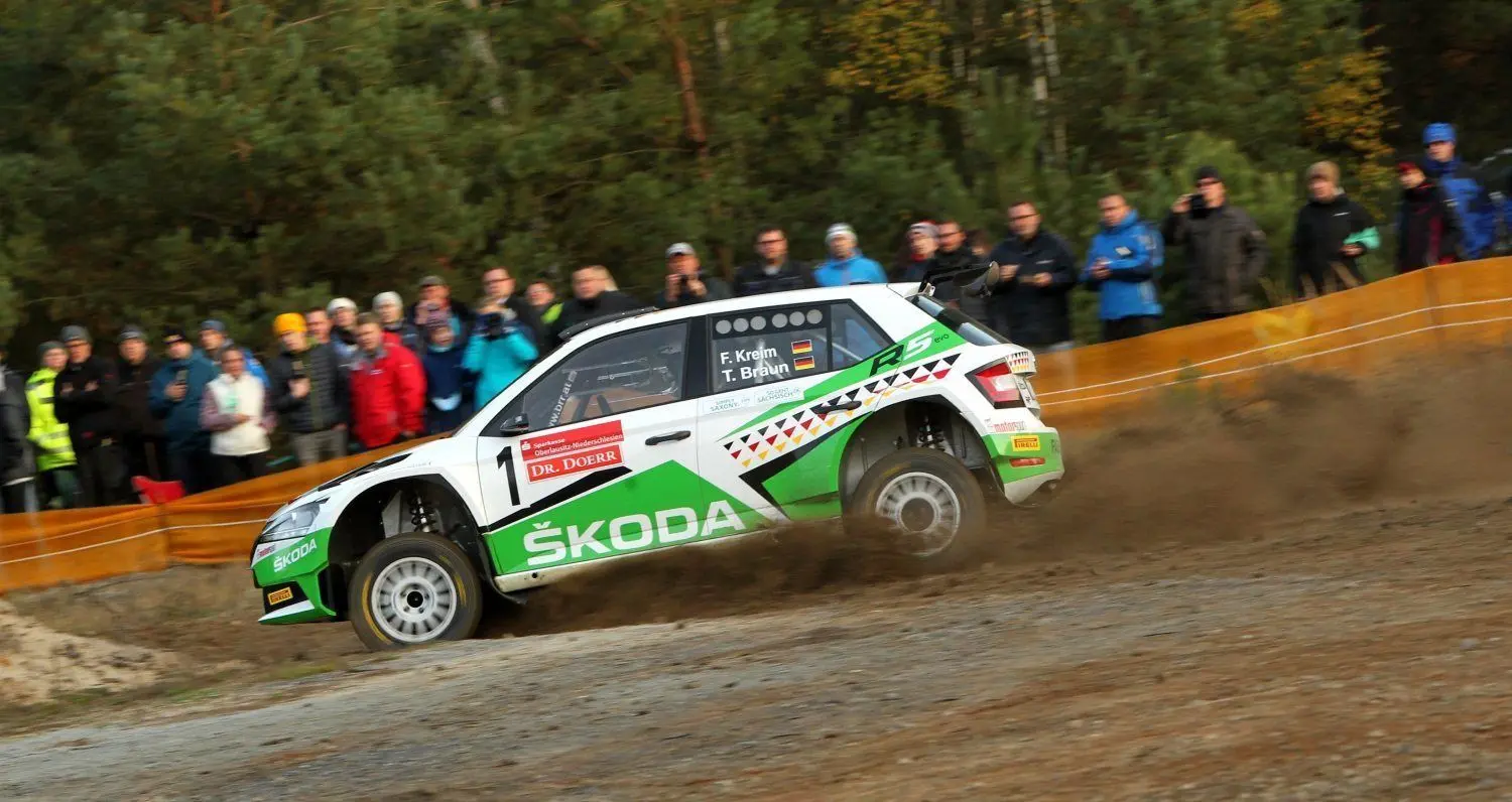 Fabian Kreim und Tobias Braun für Skoda Deutschland am Start haben sich 2019 als Sieger der Lausitz-Rallye eingetragen. Ob sie 2020 durch den Schotter driften, ist derzeit noch offen.