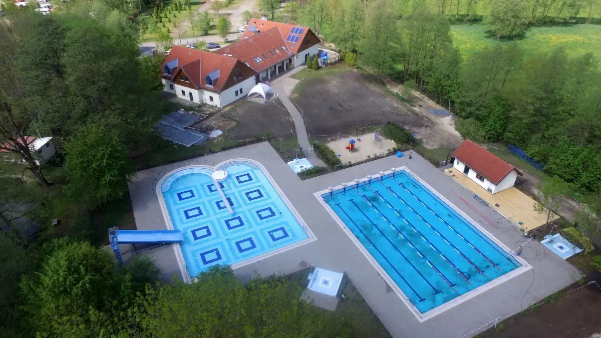 Foto: Mirko Sattler/ Das Freibad Ortrand aus der luft, unmittelbar vor der offiziellen Eröffnungsfeier am 30.4.2019