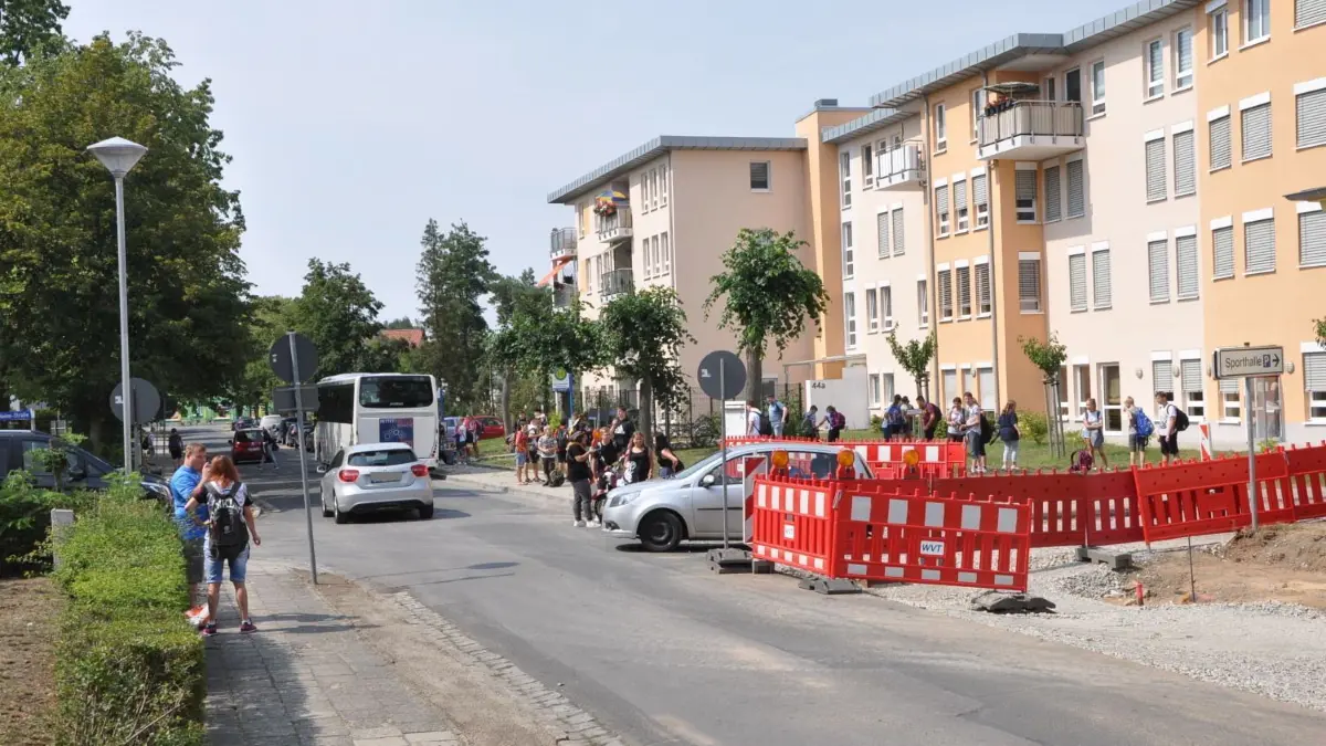 Noch ist die Bushaltestelle der Oberschule provisorisch vor der benachbarten Seniorenwohnstätte eingerichtet.
Noch ist die Bushaltestelle der Oberschule provisorisch vor der benachbarten Seniorenwohnstätte eingerichtet.