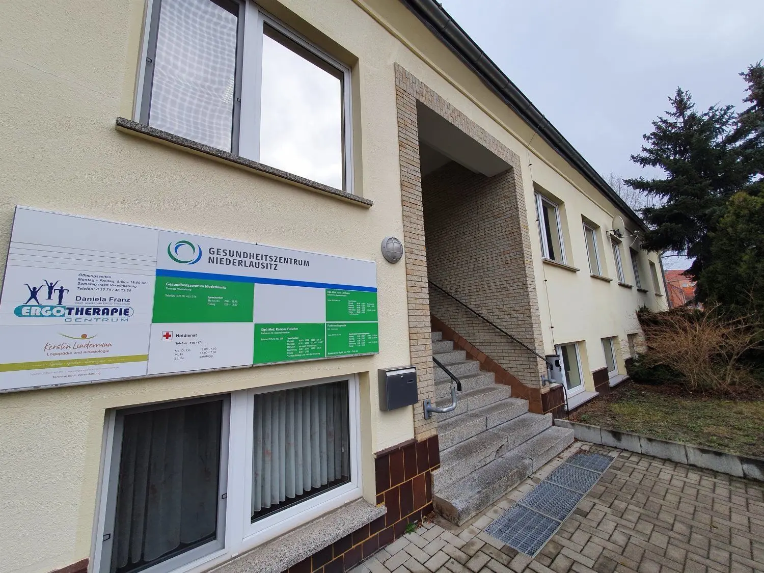 Die ehemalige Poliklinik in Lauchhammer-Mitte (Starke Straße 4) mit den beiden Allgemeinmedizinern Ramona Fleischer und Axel Lehmann soll ein MVZ werden.