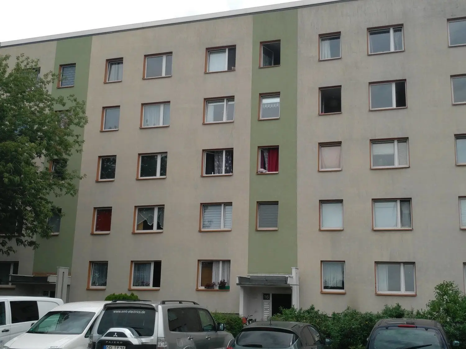 Das ist der betroffene Block in der Rudolf-Breitscheid-Straße in der Lübbenauer Neustadt. Im Aufgang Nummer 16 haben in der Nacht zum Freitag Keller gebrannt. Die Feuerwehr konnte ein Ausbreiten des Feuers auf die Wohnungen zwar verhindern, evakuiert werden mussten die Mieter aber dennoch.