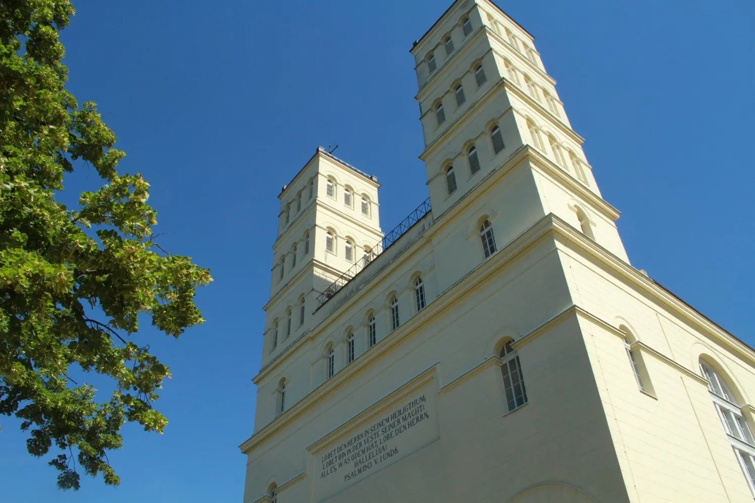 Die doppeltürmige Schinkelkirche ist in Straupitz der Hingucker. Geschichte und Gebäude sind sehens- beziehungsweise erfahrenswert.