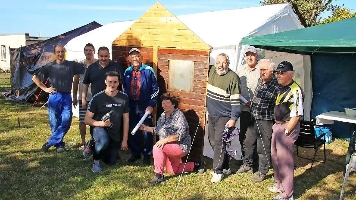 Diese Männer sowie Brigitte Matschke gehören zum Vorbereitungsteam der Ziegelei-Siedlung für den Hosenaer Festumzug im Sommer 2020.
Diese Männer sowie Brigitte Matschke gehören zum Vorbereitungsteam der Ziegelei-Siedlung für den Hosenaer Festumzug im Sommer 2020.
