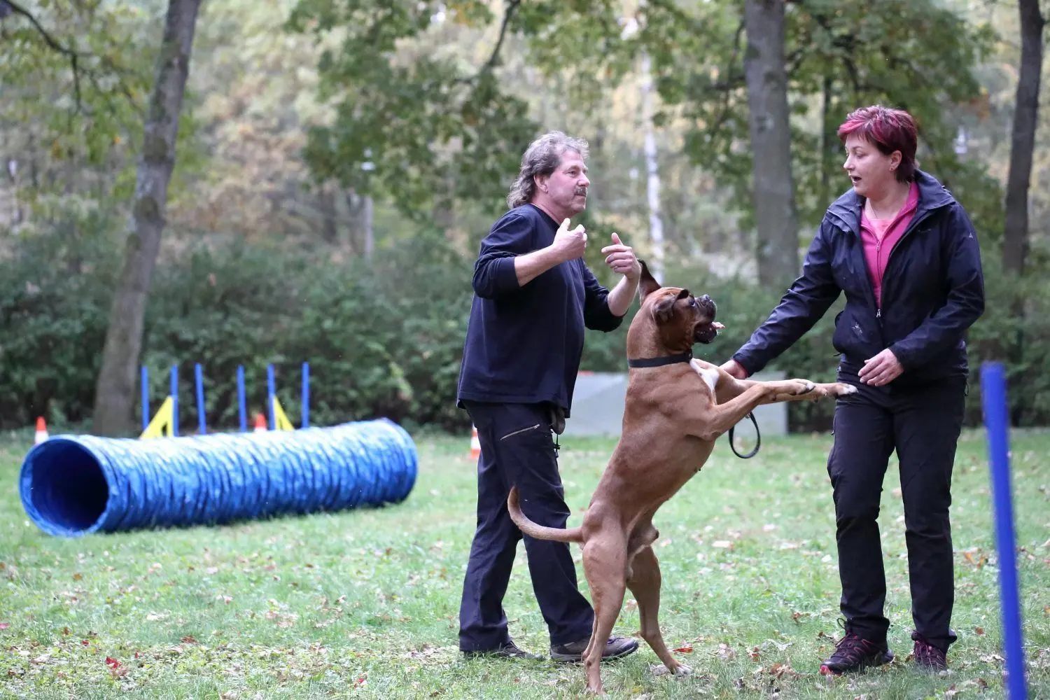 Peter Klein gibt Hundehalterin Jacklin Nowka wertvolle Tipps.