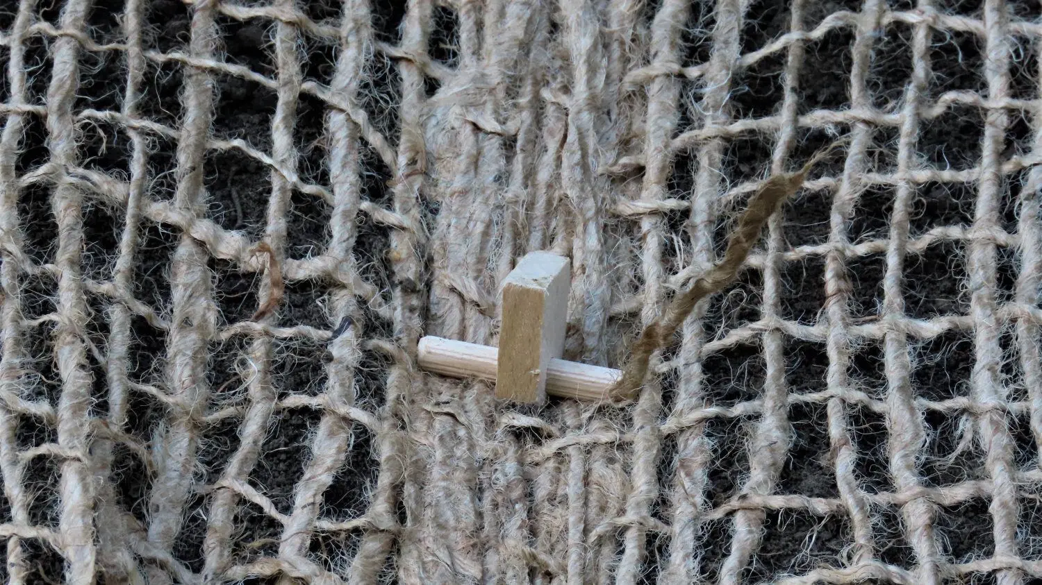 Hangsanierung an der L 52 zwischen Bühlow und Sellessen: Mit solchen Holzhaften wird die Jute am Hang verankert.