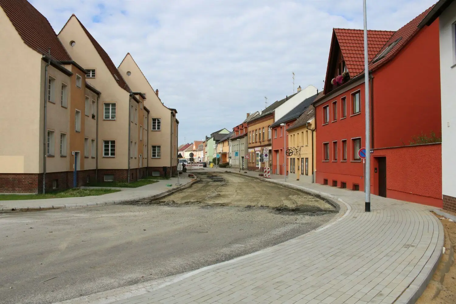 Die Kreuzung B 87/Gubener Straße wird in diesen Tagen mit einer Asphaltdecke verschlossen.
