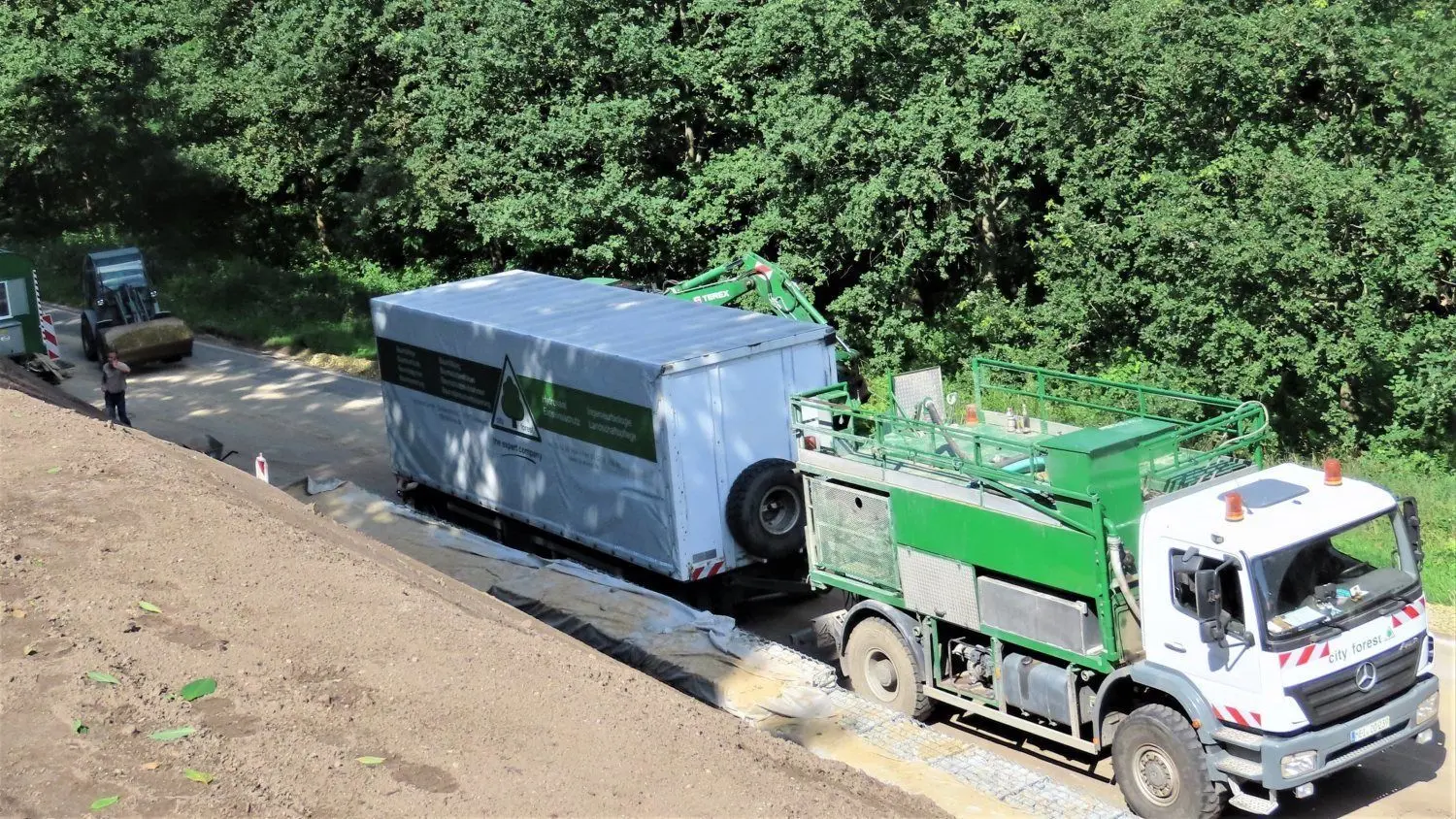 Hangsanierung an der L 52 zwischen Bühlow und Sellessen: Oberhalb des Hangs ist vor den Grundstücken wieder Platz für einen kleinen Weg. „Das kannte ich so nur aus meiner Kindheit“, sagt Torsten Wanke.
