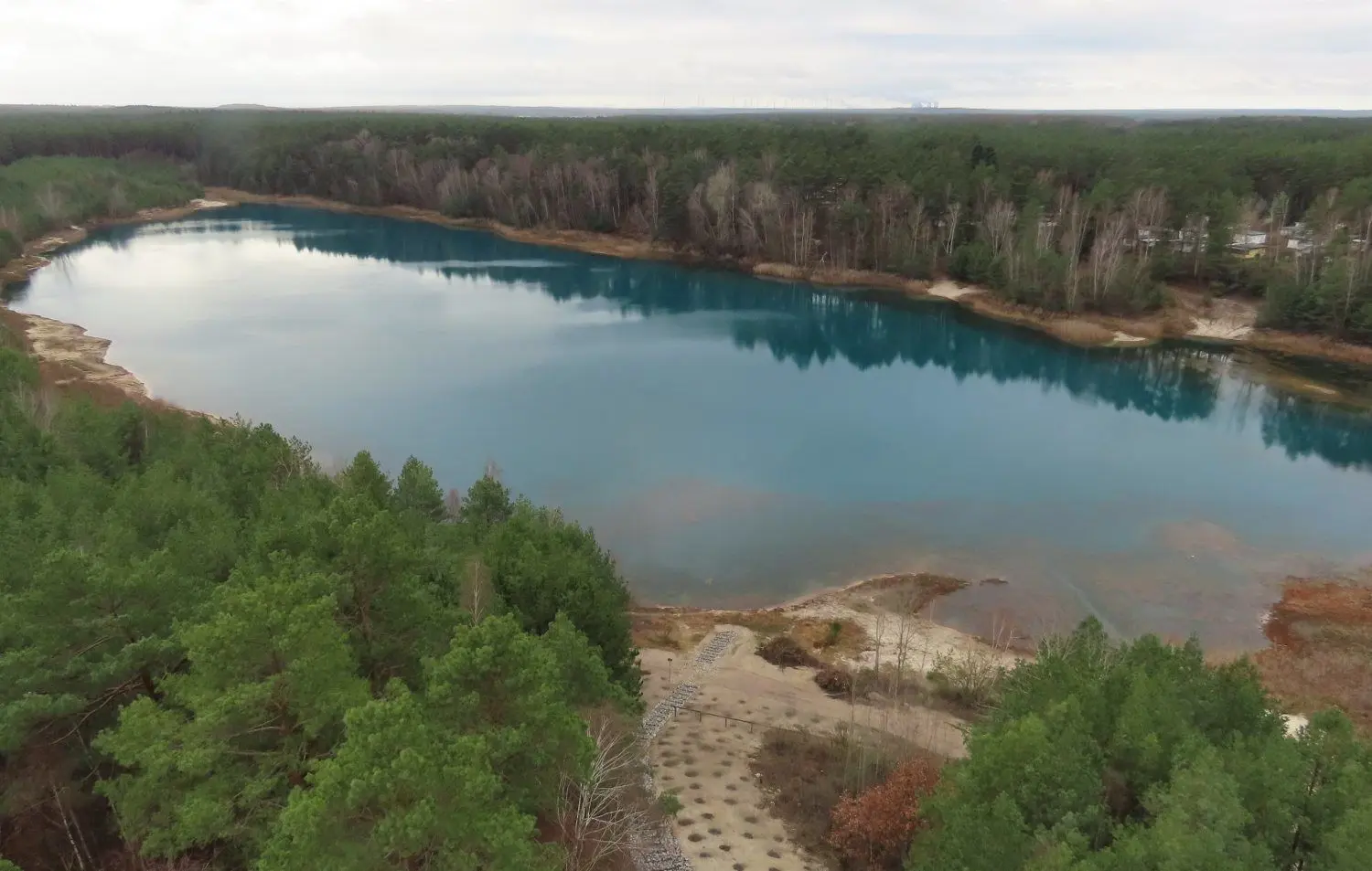Die Hangsicherung unterm Aussichtsturm am Felixsee in Bohsdorf ist eingebaut. Auch Sträucher sind bereits angepflanzt – darunter Brombeere und Hagebutte.