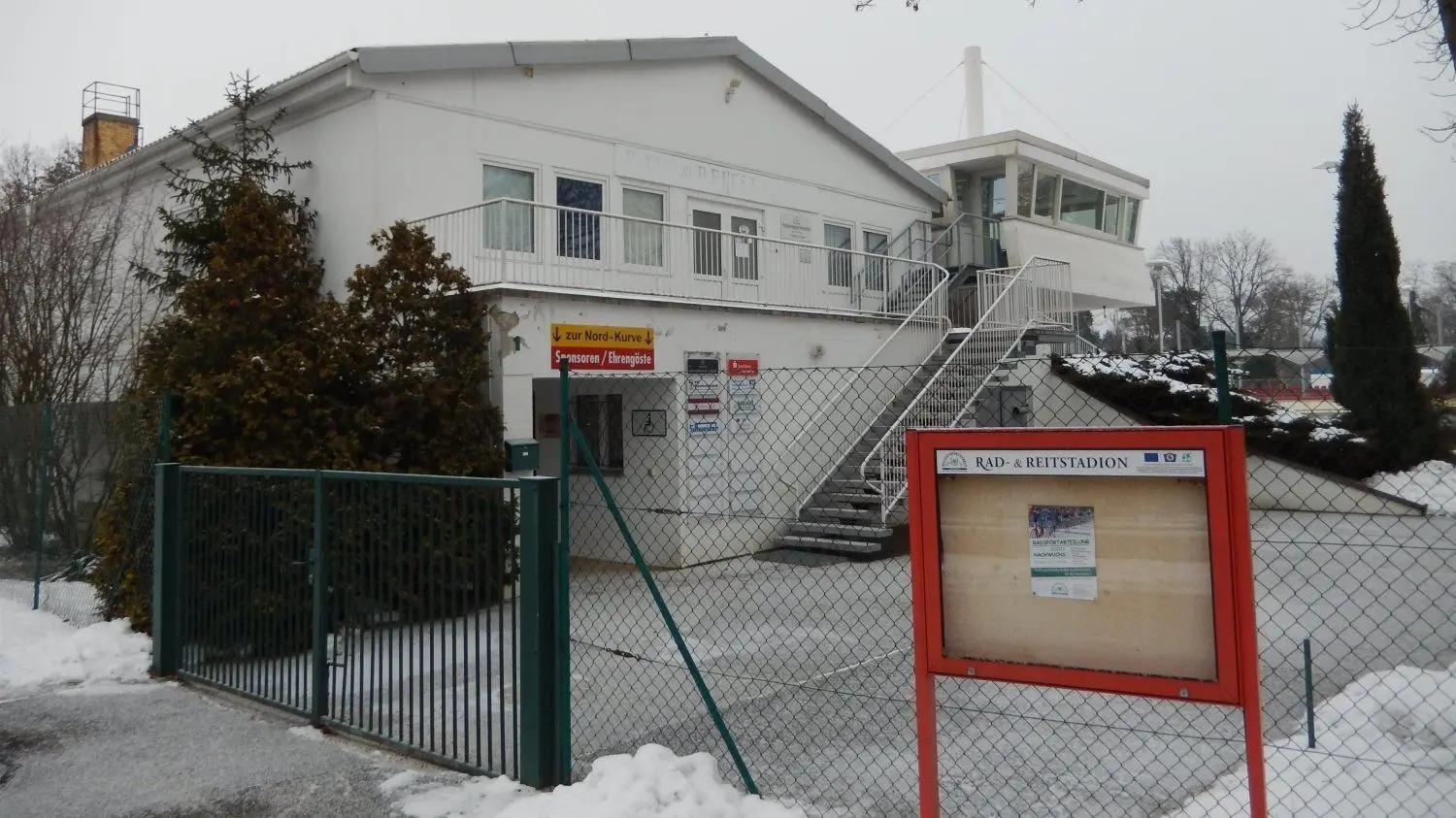 Das Funktionsgebäude des Forster Rad- und Reitstadions kann vorerst nicht erneuert werden.