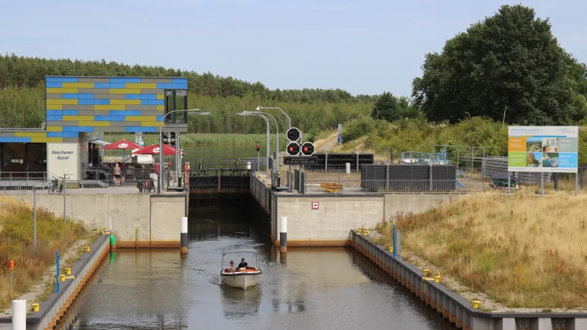 Fast 3500 Schleusungen hat es im Jahr 2023 im Koschener Kanal gegeben. Das entspricht einem Rückgang von rund sechs Prozent gegenüber der Saison 2022.
Die Schleuse im Koschener Kanal verbraucht während der Saison eine Menge Strom.